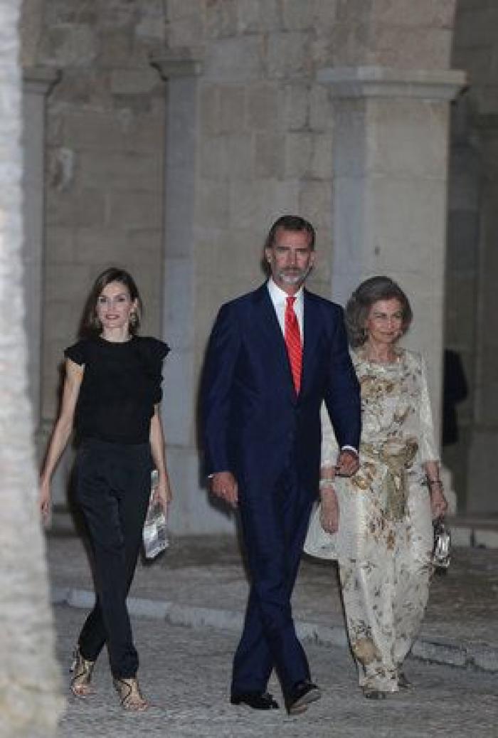 Los reyes Felipe y Letizia reciben a las autoridades y ciudadanos baleares en La Almudaina
