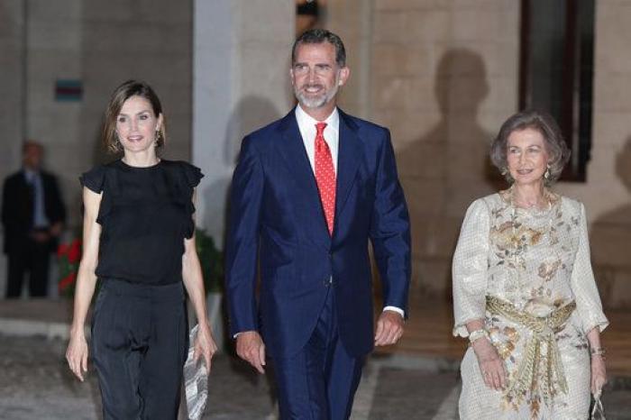Los reyes Felipe y Letizia reciben a las autoridades y ciudadanos baleares en La Almudaina