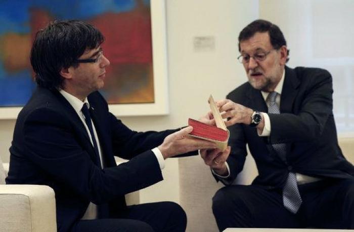 Rajoy le regala a Puigdemont un ejemplar de 'El Quijote'