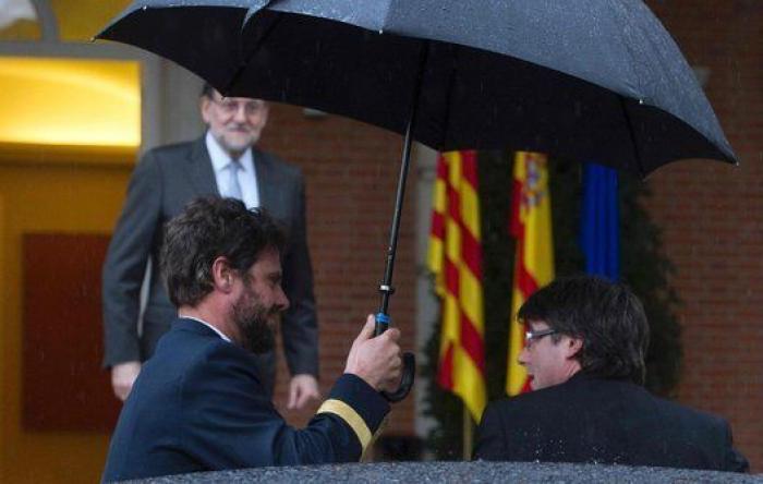 Rajoy le regala a Puigdemont un ejemplar de 'El Quijote'