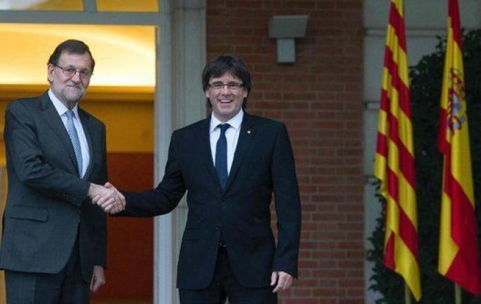Rajoy le regala a Puigdemont un ejemplar de 'El Quijote'