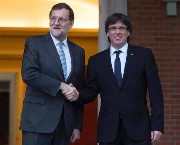 Rajoy le regala a Puigdemont un ejemplar de 'El Quijote'