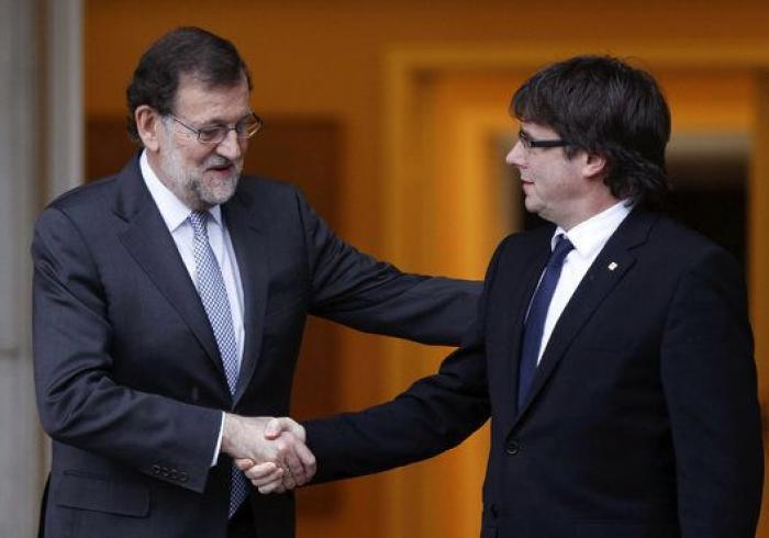 Rajoy le regala a Puigdemont un ejemplar de 'El Quijote'