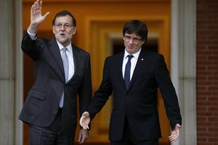 Rajoy le regala a Puigdemont un ejemplar de 'El Quijote'