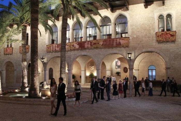 Los reyes Felipe y Letizia reciben a las autoridades y ciudadanos baleares en La Almudaina