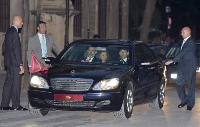 Los reyes Felipe y Letizia reciben a las autoridades y ciudadanos baleares en La Almudaina