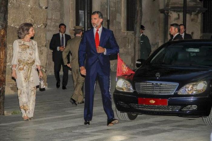 Los reyes Felipe y Letizia reciben a las autoridades y ciudadanos baleares en La Almudaina