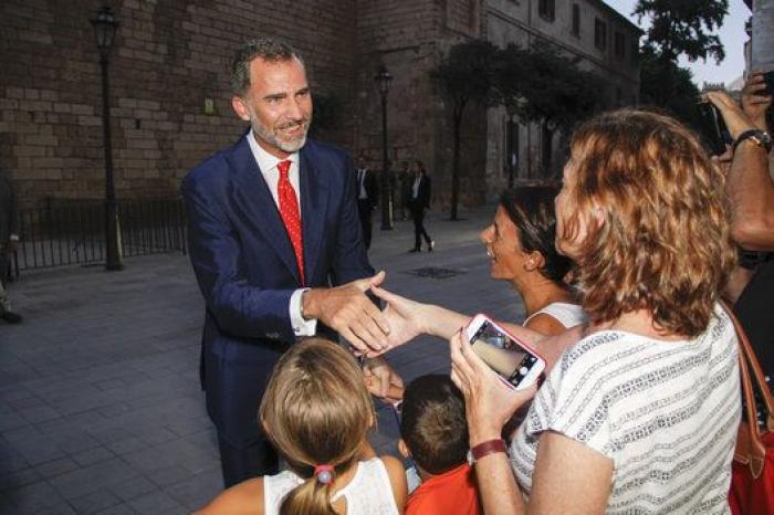 Los reyes Felipe y Letizia reciben a las autoridades y ciudadanos baleares en La Almudaina