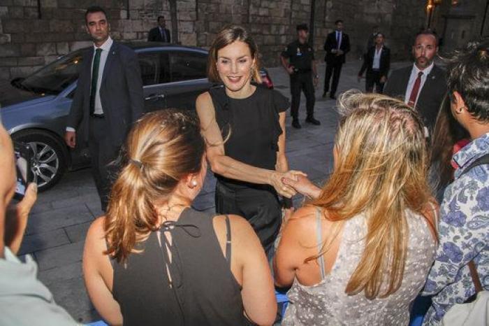 Los reyes Felipe y Letizia reciben a las autoridades y ciudadanos baleares en La Almudaina