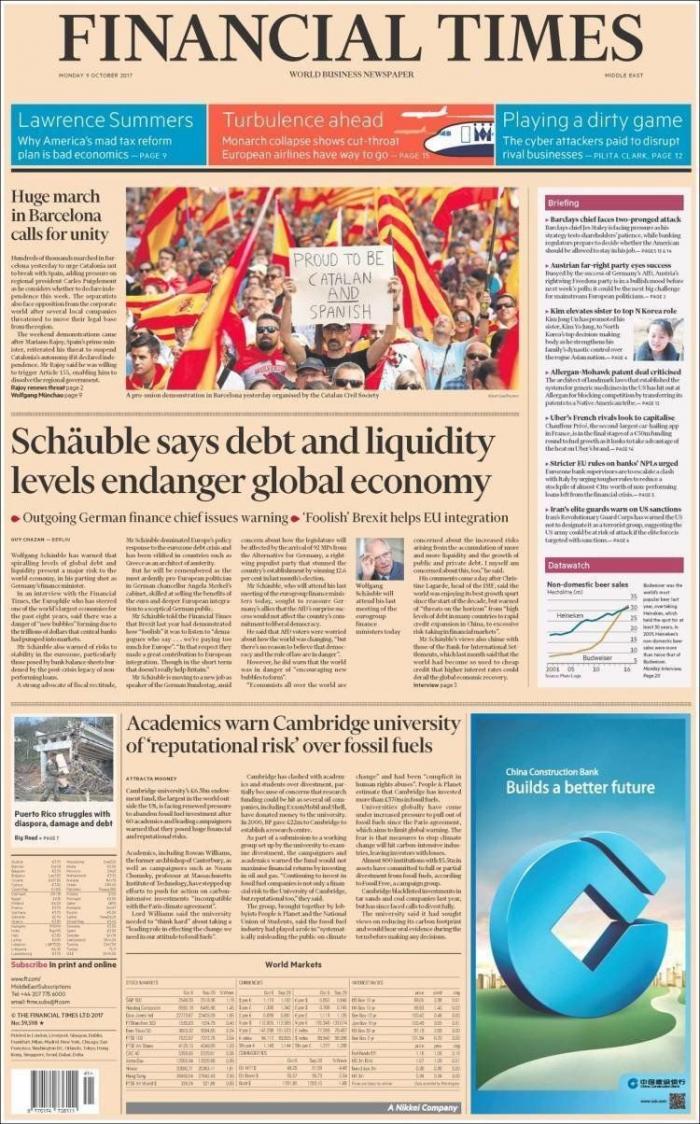 Pérez-Reverte arrasa en Twitter con sus mensajes tras el sí pero no de Puigdemont