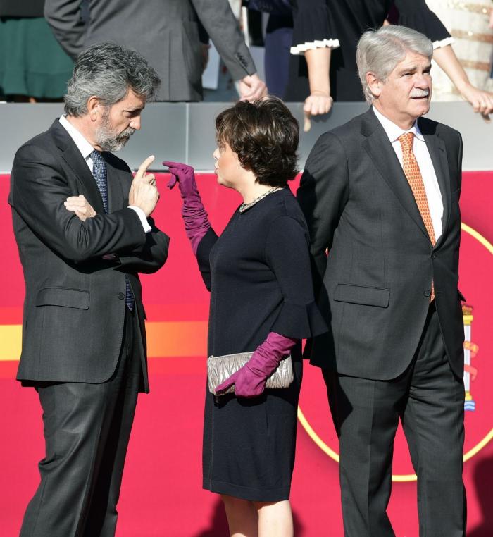 Miles de personas arropan el desfile del 12 de octubre con la bandera de España en pleno conflicto con Cataluña