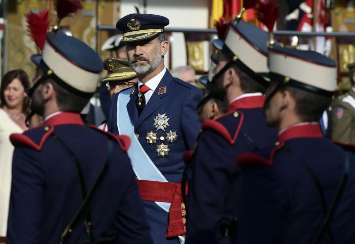 Miles de personas arropan el desfile del 12 de octubre con la bandera de España en pleno conflicto con Cataluña