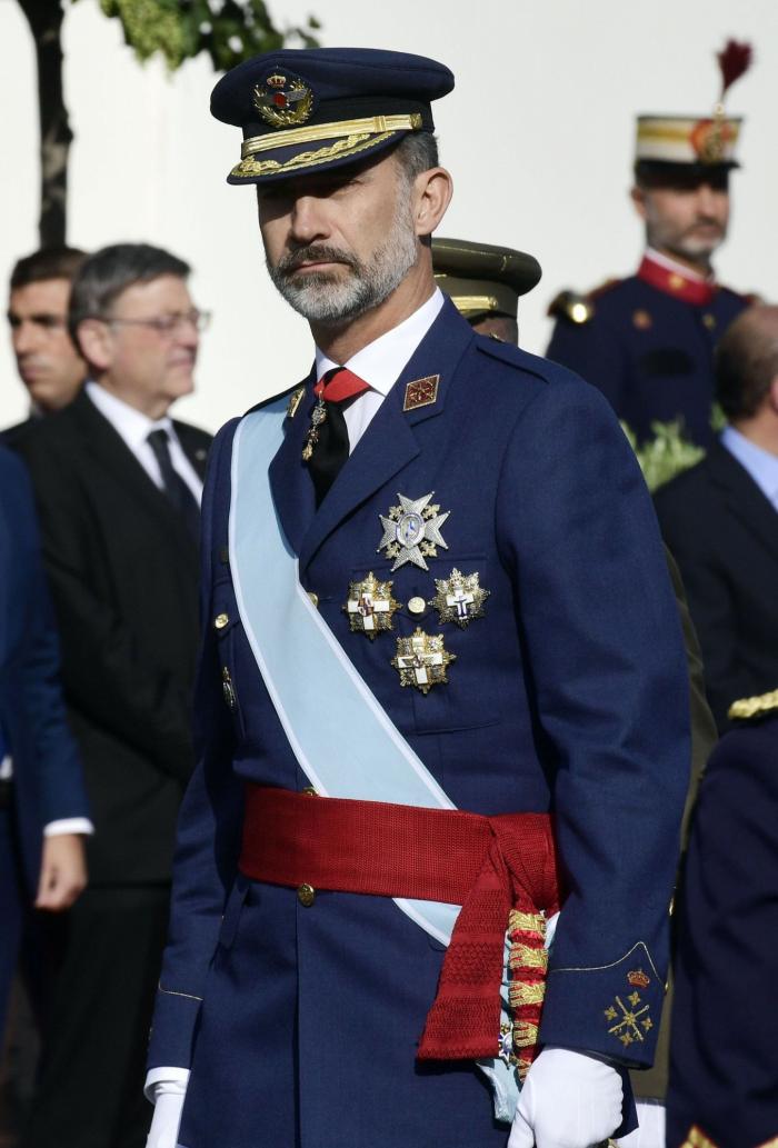 Miles de personas arropan el desfile del 12 de octubre con la bandera de España en pleno conflicto con Cataluña