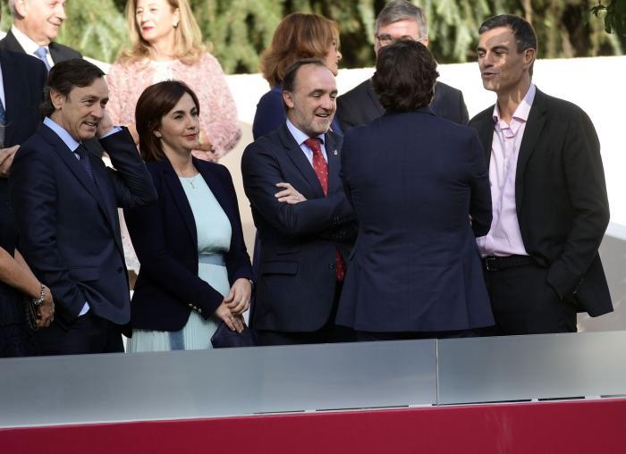 Miles de personas arropan el desfile del 12 de octubre con la bandera de España en pleno conflicto con Cataluña
