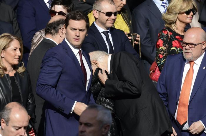 Miles de personas arropan el desfile del 12 de octubre con la bandera de España en pleno conflicto con Cataluña