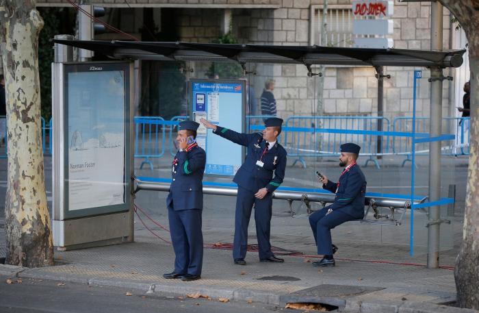 Miles de personas arropan el desfile del 12 de octubre con la bandera de España en pleno conflicto con Cataluña