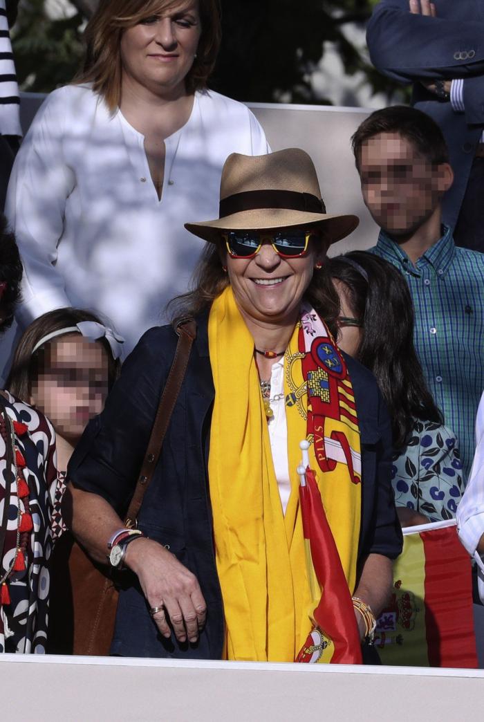 Miles de personas arropan el desfile del 12 de octubre con la bandera de España en pleno conflicto con Cataluña