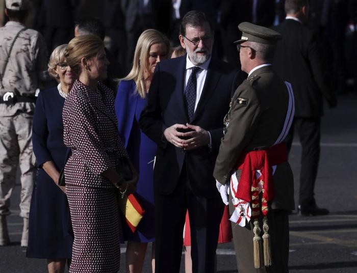 Miles de personas arropan el desfile del 12 de octubre con la bandera de España en pleno conflicto con Cataluña