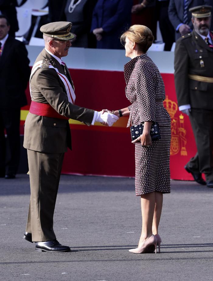 Miles de personas arropan el desfile del 12 de octubre con la bandera de España en pleno conflicto con Cataluña