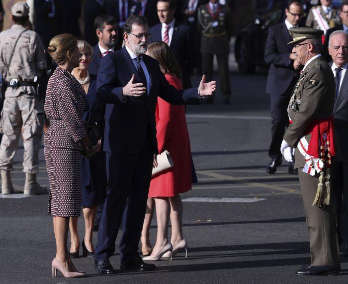 Miles de personas arropan el desfile del 12 de octubre con la bandera de España en pleno conflicto con Cataluña