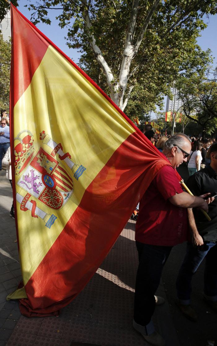 Miles de personas arropan el desfile del 12 de octubre con la bandera de España en pleno conflicto con Cataluña