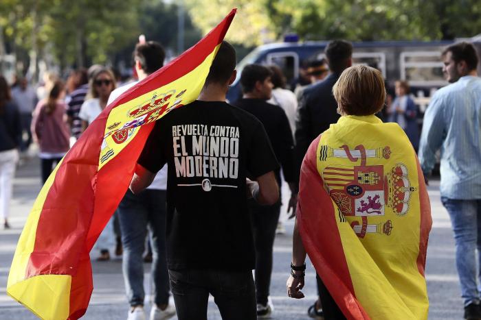 Miles de personas arropan el desfile del 12 de octubre con la bandera de España en pleno conflicto con Cataluña