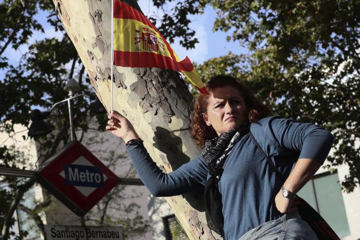 Miles de personas arropan el desfile del 12 de octubre con la bandera de España en pleno conflicto con Cataluña