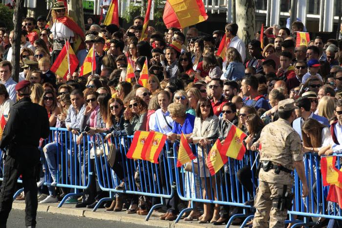 Miles de personas arropan el desfile del 12 de octubre con la bandera de España en pleno conflicto con Cataluña