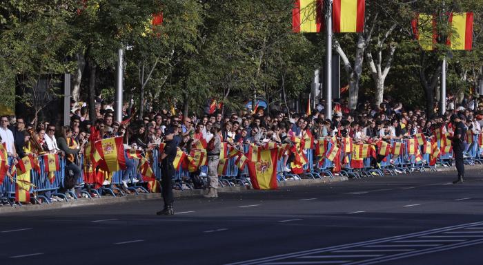 Miles de personas arropan el desfile del 12 de octubre con la bandera de España en pleno conflicto con Cataluña