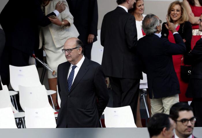 Miles de personas arropan el desfile del 12 de octubre con la bandera de España en pleno conflicto con Cataluña