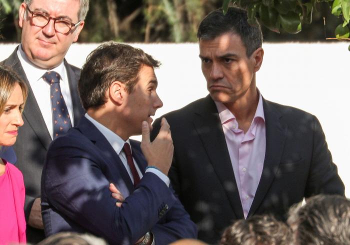 Miles de personas arropan el desfile del 12 de octubre con la bandera de España en pleno conflicto con Cataluña