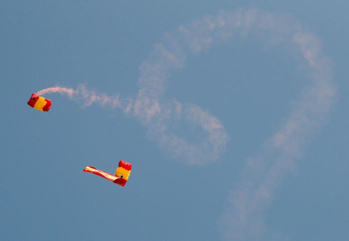 Miles de personas arropan el desfile del 12 de octubre con la bandera de España en pleno conflicto con Cataluña