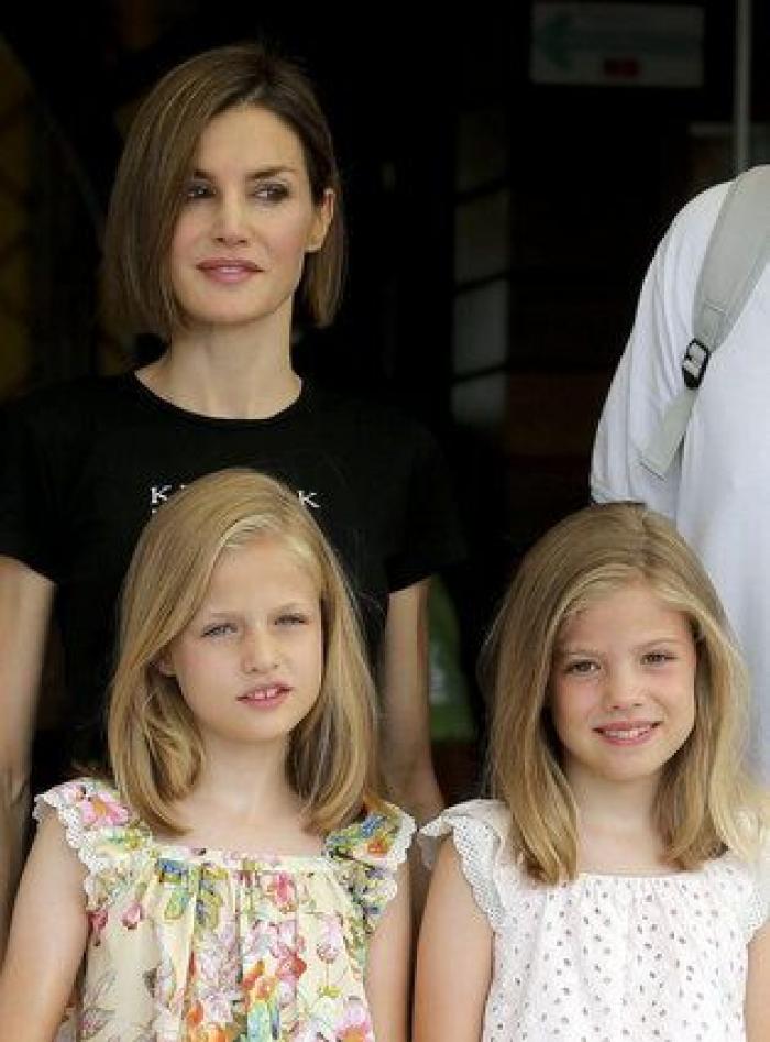La reina Letizia recuerda a Kafka en su camiseta veraniega