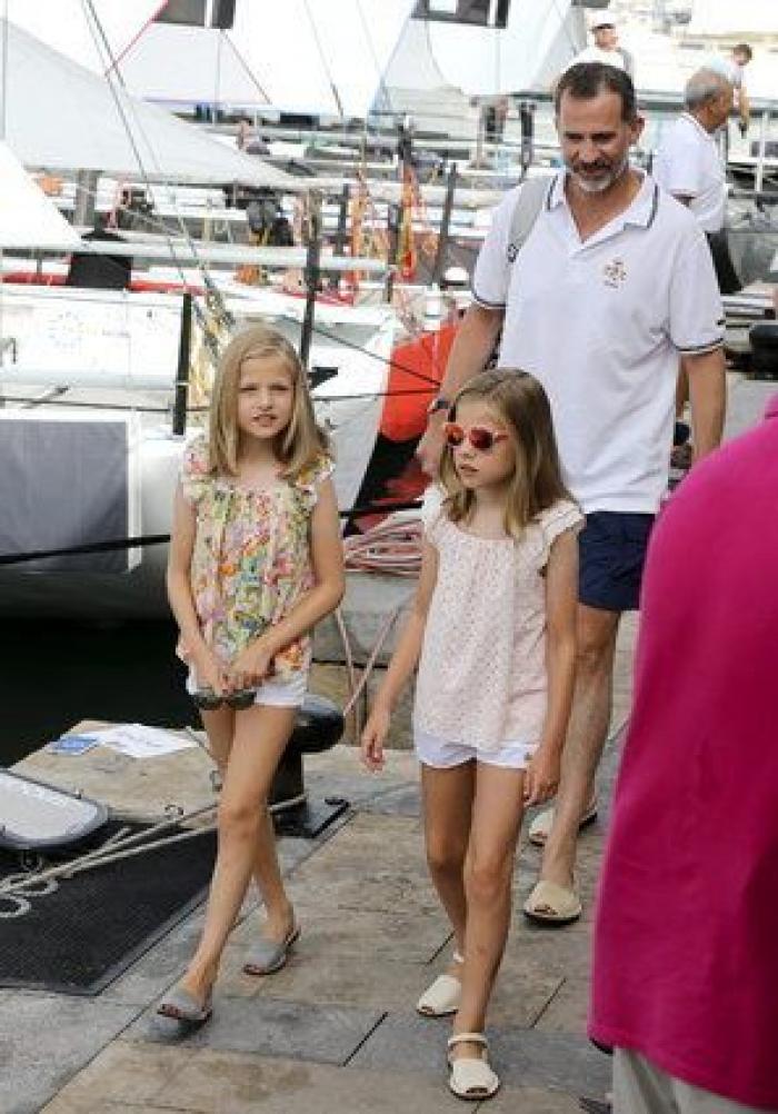 La reina Letizia recuerda a Kafka en su camiseta veraniega