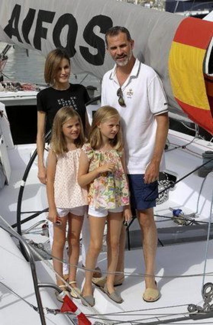 La reina Letizia recuerda a Kafka en su camiseta veraniega