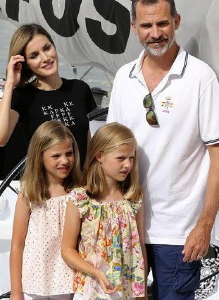 La reina Letizia recuerda a Kafka en su camiseta veraniega