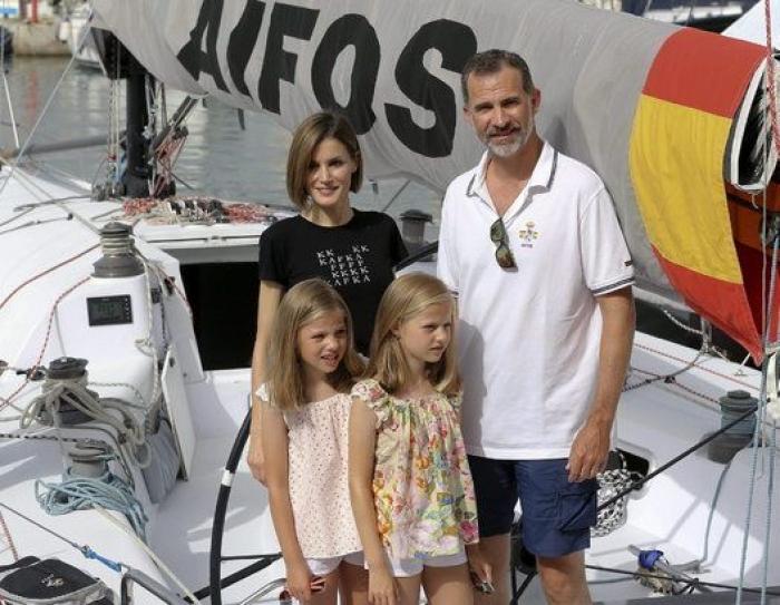 La reina Letizia recuerda a Kafka en su camiseta veraniega