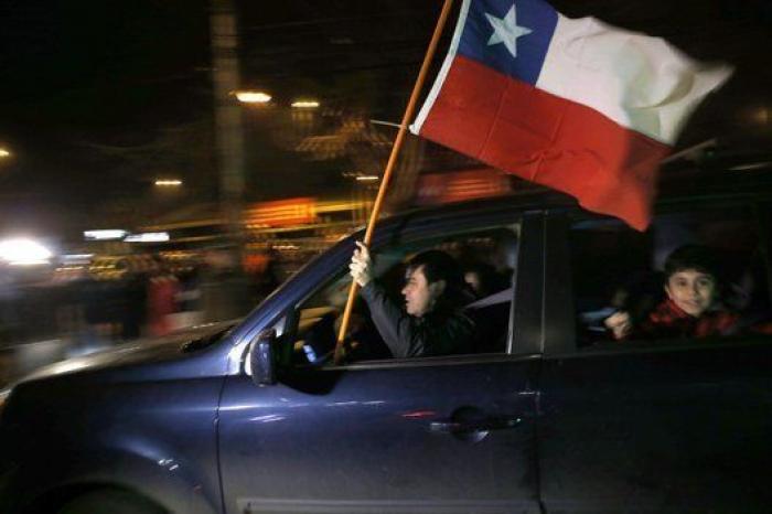 Chile, entre la frustracion y la fiesta por la muerte del torturador Contreras (FOTOS)