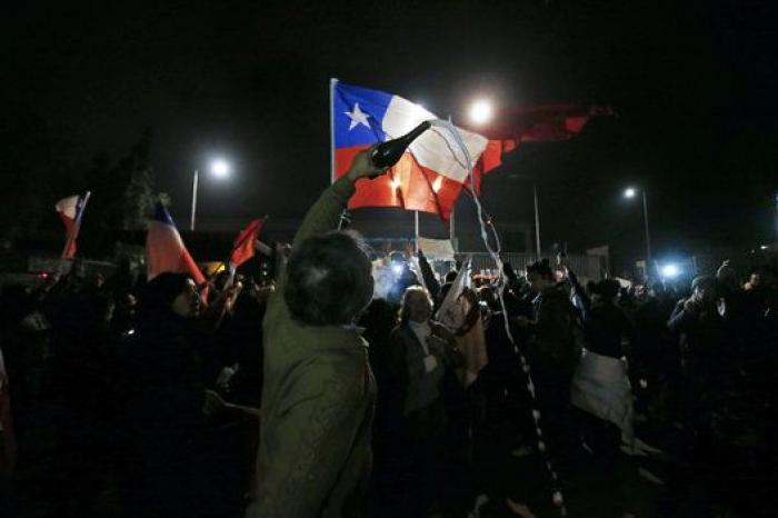 Chile, entre la frustracion y la fiesta por la muerte del torturador Contreras (FOTOS)