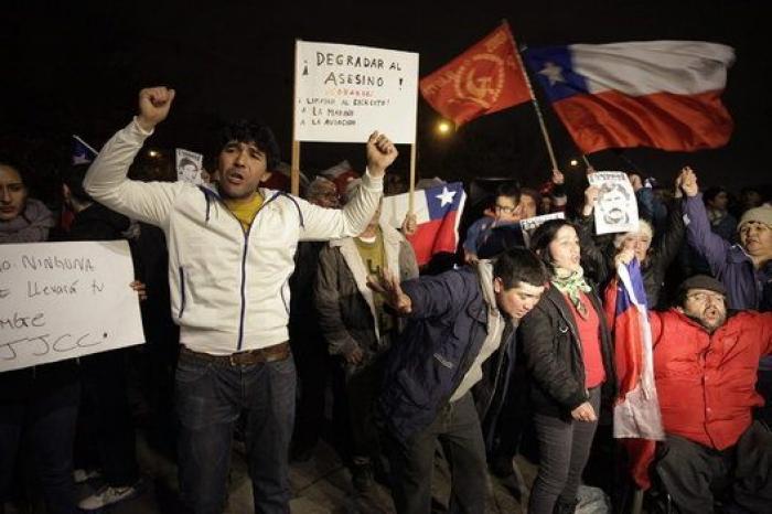 Chile, entre la frustracion y la fiesta por la muerte del torturador Contreras (FOTOS)