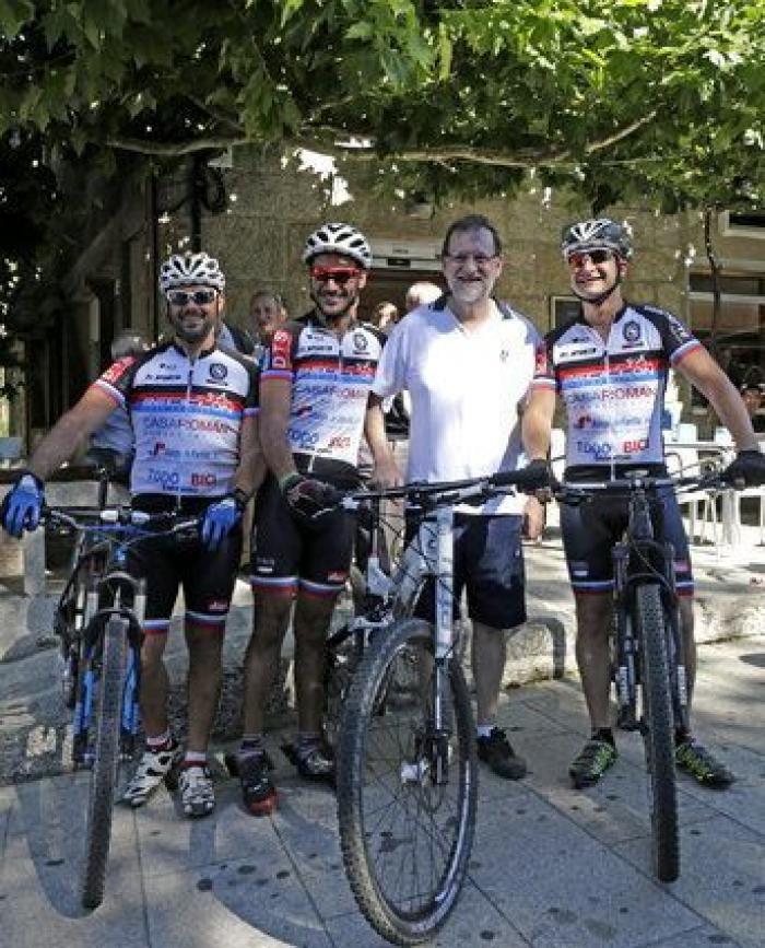 Furor 'selfie' en la ruta vacacional de Mariano Rajoy (FOTOS)