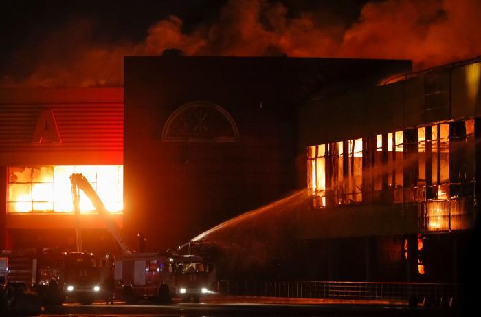 Evacúan a miles de personas por un incendio en un centro comercial cerca de Moscú