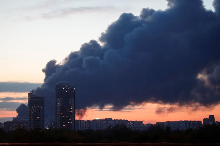Evacúan a miles de personas por un incendio en un centro comercial cerca de Moscú