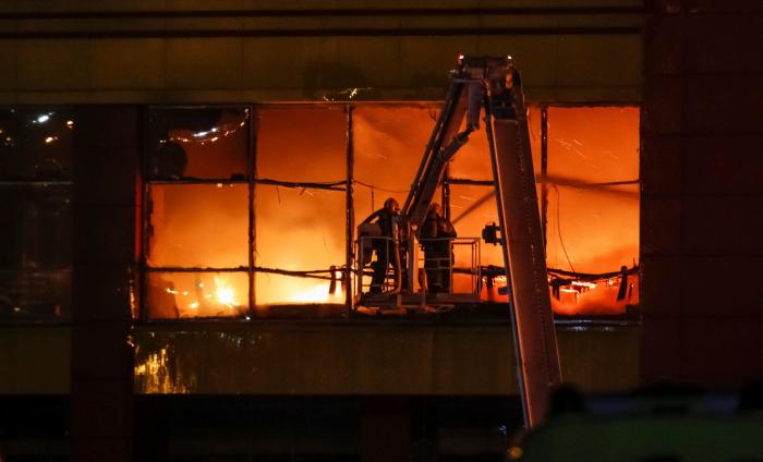 Evacúan a miles de personas por un incendio en un centro comercial cerca de Moscú