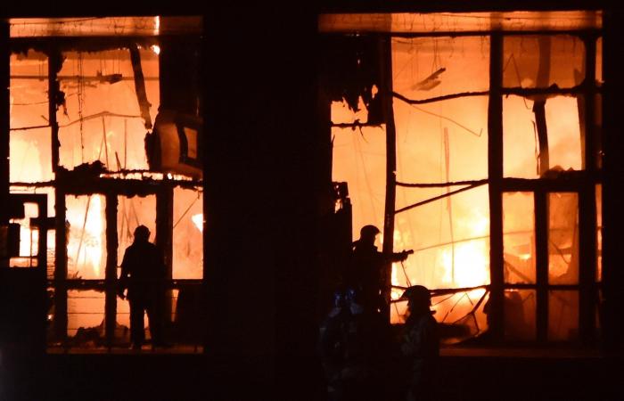 Evacúan a miles de personas por un incendio en un centro comercial cerca de Moscú