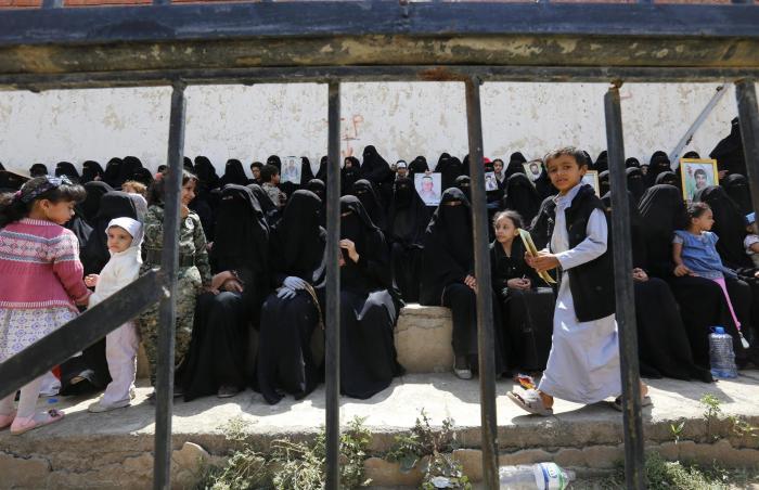 Al menos 54 personas mueren en bombardeos de la alianza árabe en la capital yemení