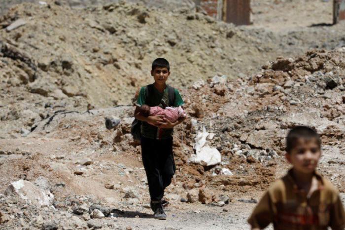 Un vídeo-puñetazo: las terribles imágenes de niños desnutridos en Mosul