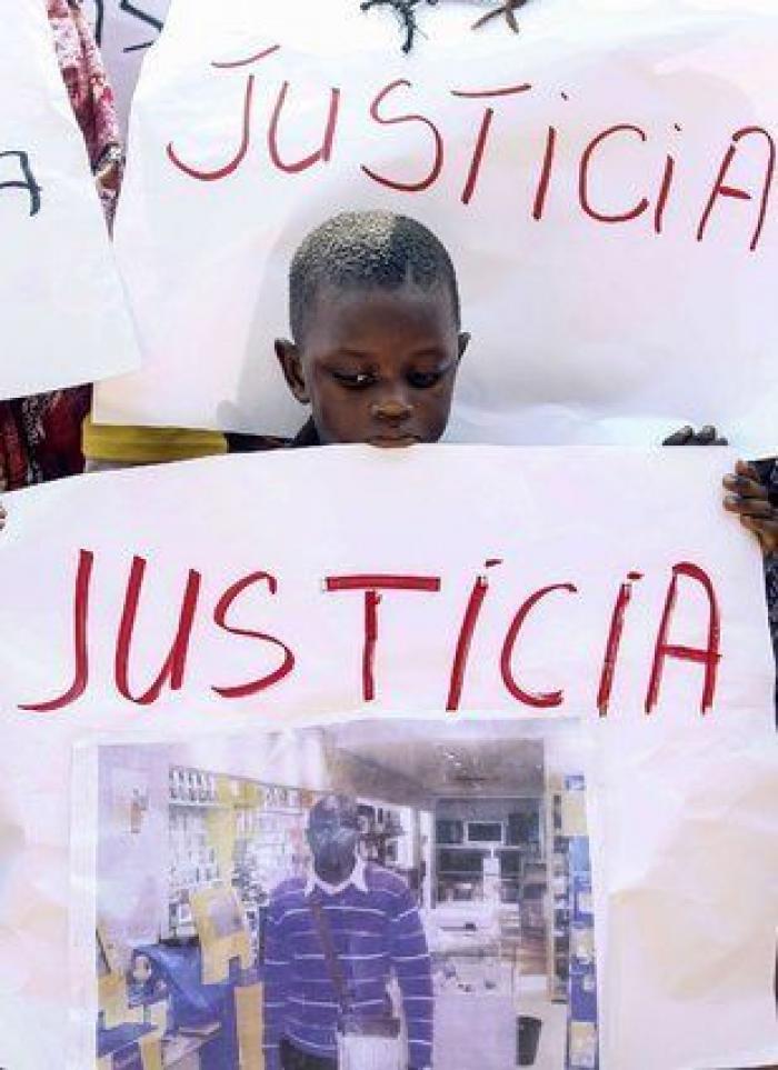 Un centenar de manifestantes marchan por Salou en protesta por la muerte del senegalés