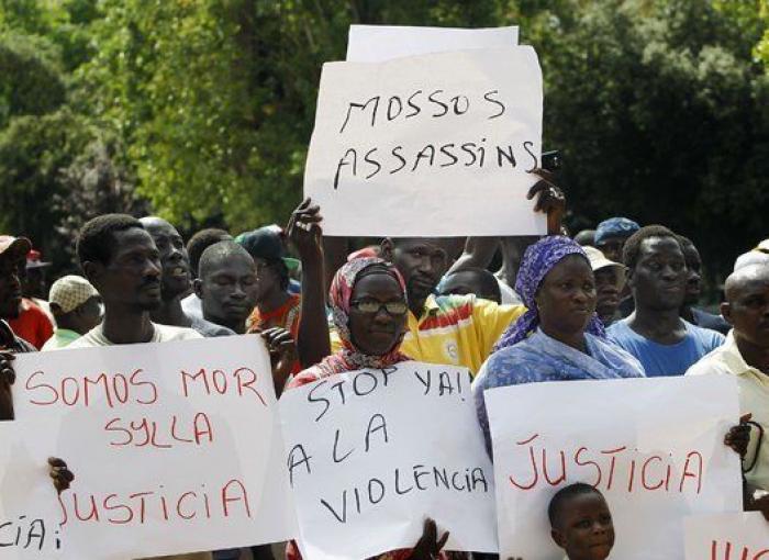 Un centenar de manifestantes marchan por Salou en protesta por la muerte del senegalés