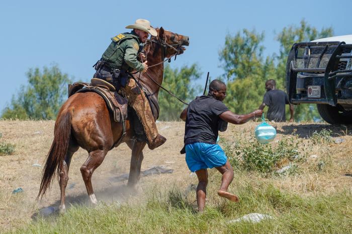 Texas envía cientos de vehículos a la frontera para crear una "barricada" frente a los migrantes